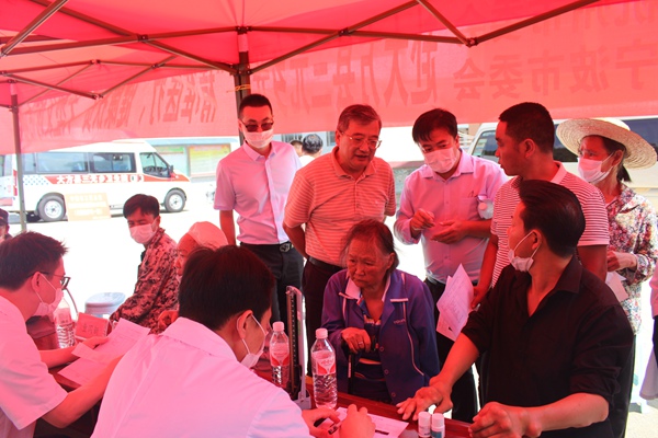 大方县三元乡义诊 周主委慰问.JPG