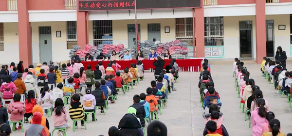 发放衣服 (2).jpg