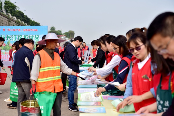发放宣传资料.JPG