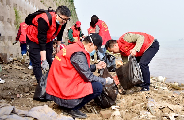 党员长江办捡拾垃圾.JPG