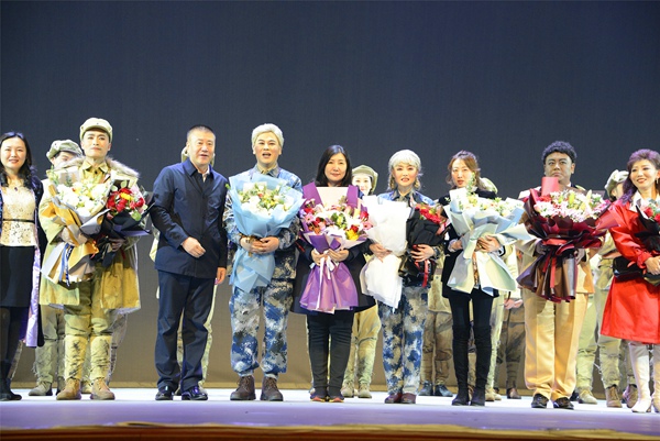 与剧组合影.jpg