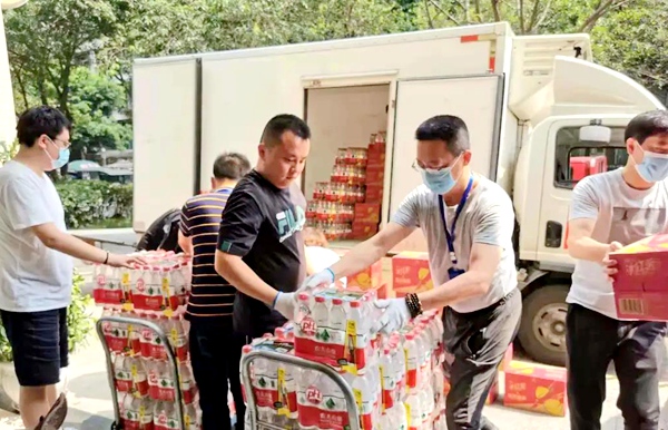 农工党青羊区总支王强与区其他党派代表一道将购买的850件饮料及矿泉水送往光华街道办事处.jpg