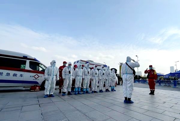 四川省红十字通信救援大队成都机动分队志愿者队伍集结赶赴一线进行核酸检测.jpg