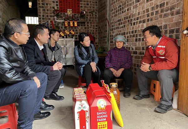 黄玉燕一行入户慰问龙淰村脱贫户.jpg