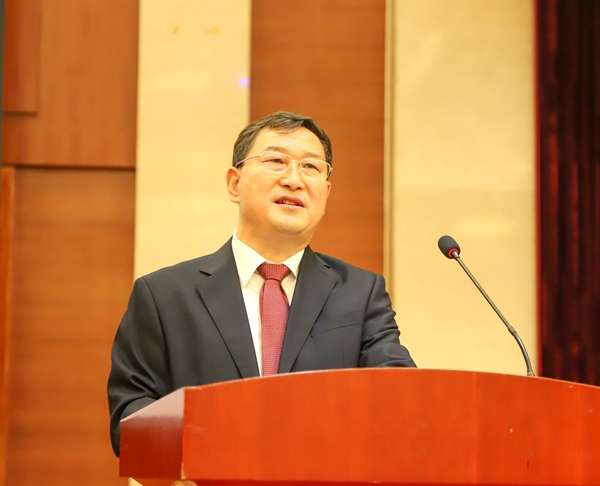 马光瑜 作报告.jpg