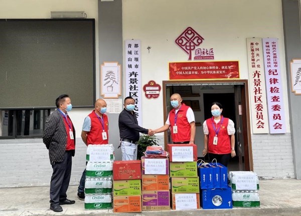 农工党都江堰市总支党员慰问抗疫一线人员.jpg
