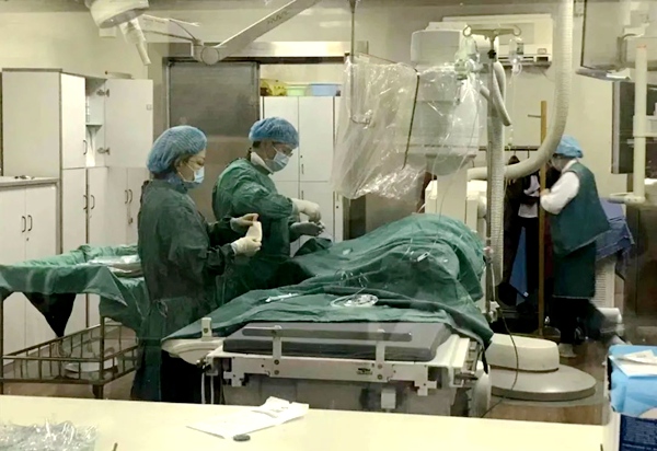 正在手术室为病人实施手术的孙洪勇_副本.jpg
