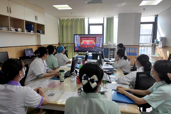 农工党百色市妇幼保健院支部党员在本单位集中收看中国共产党二十大开幕盛况.jpg