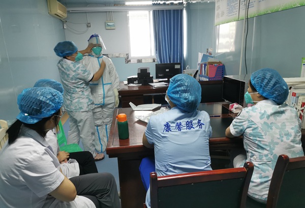 为血透室医护人员等进行业务培训.jpg
