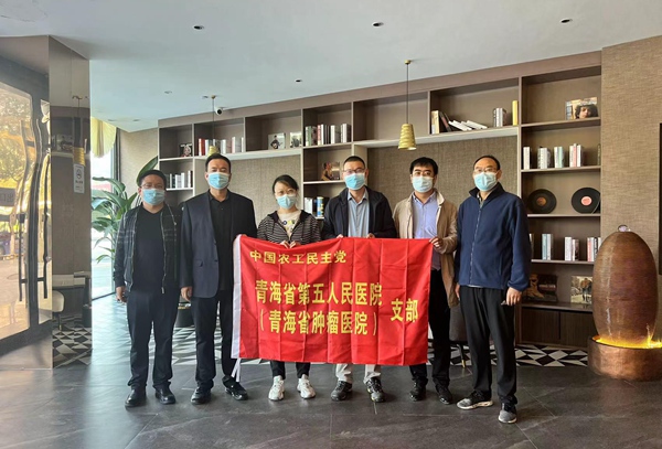 农工党省五医院支委看望核酸采样队员.jpg