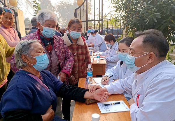 2月2日上午医疗专家为社区居民进行义诊.jpg