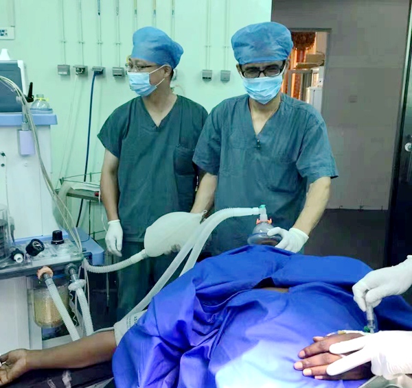 陈东晓为病人做全麻.jpg