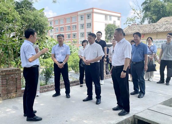 蒋和生一行实地调研北流市河村.jpg