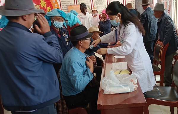 农工党医卫专家为当地群众义诊.jpg