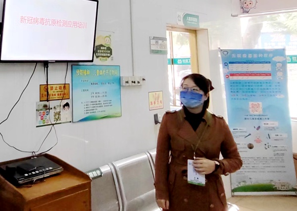 卫敏为所在社区卫生服务中心的医护人员做新冠病毒康抗原检测应用培训.jpg
