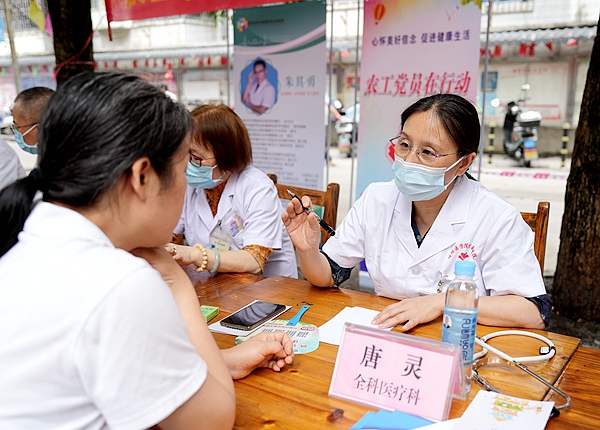 6唐灵为群众义诊.jpg