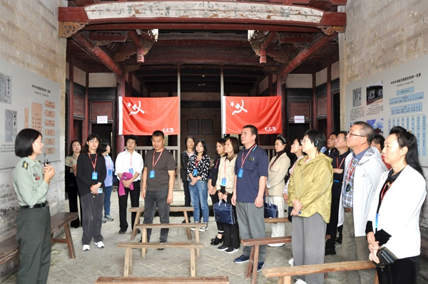 培训学员参观中共中央政治局旧址.jpg