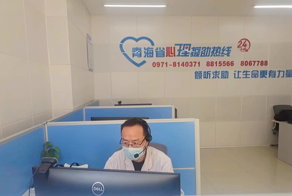 省三院农工党党员马林山在服务热线.jpg