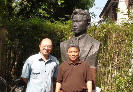 ”在一干“会议旧址邓演达铜像前合影