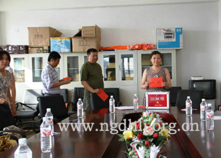 参加农工党东北林业大学支部换届选举大会的党员在投票