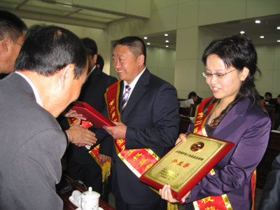 徐兰芳(右一)当选“全国维护职工权益杰出律师”