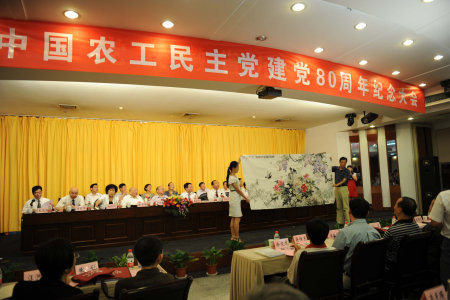 农工党安徽省书画院画家在会上展示他们为纪念建党80周年所作书画作品