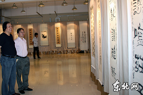 与会代表参观&ldquo;纪念中国农工民主党成立80周年书画展&rdquo;