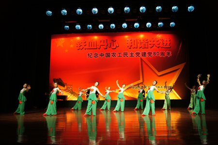 党员们献上一台自编自演的文艺演出