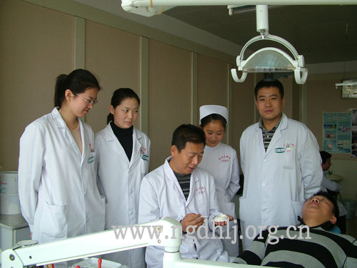 吴立鹏（左三）指导西藏护士拉母（女，左四）在佳木斯大学附属第二医院学习业务