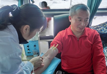 汪琪（右一）在阿勒泰地区人民医院献血