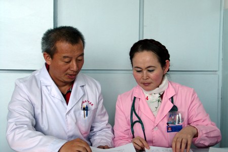 汪琪（左一）与阿勒泰地区人民医院的同行交流工作