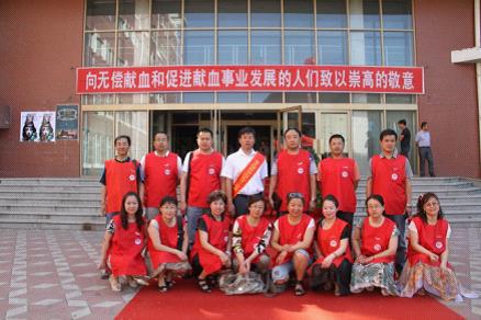 后排左四为获奖者徐洪峰