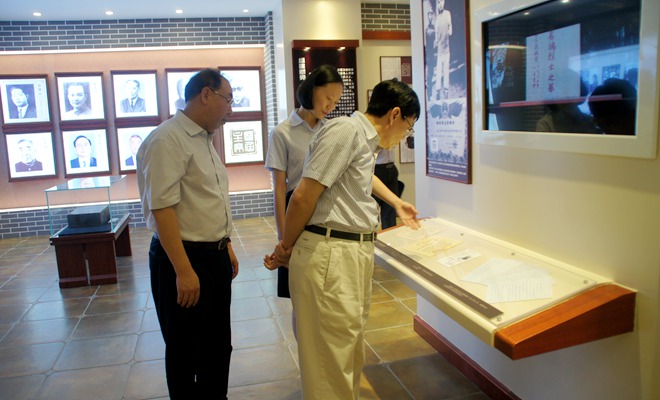 何维参观农工党中央机关旧址陈列馆