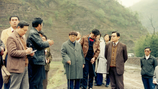 卢嘉锡在贵州毕节考察