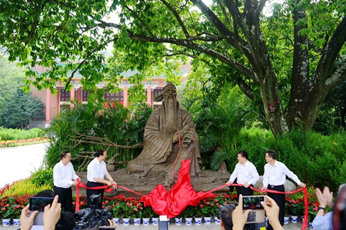             陈竺出席葛洪博物馆开馆暨葛洪雕塑揭幕仪式 
    