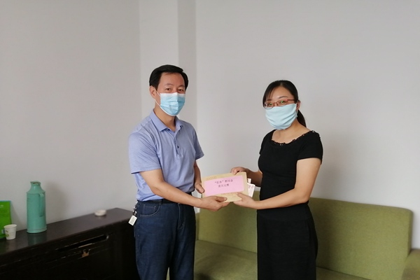 省委副主委吴建坤慰问省直党员束长燕 (2).JPG