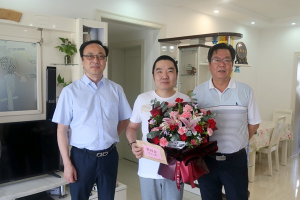 无锡市委主委韩晓枫等慰问党员周烽.JPG