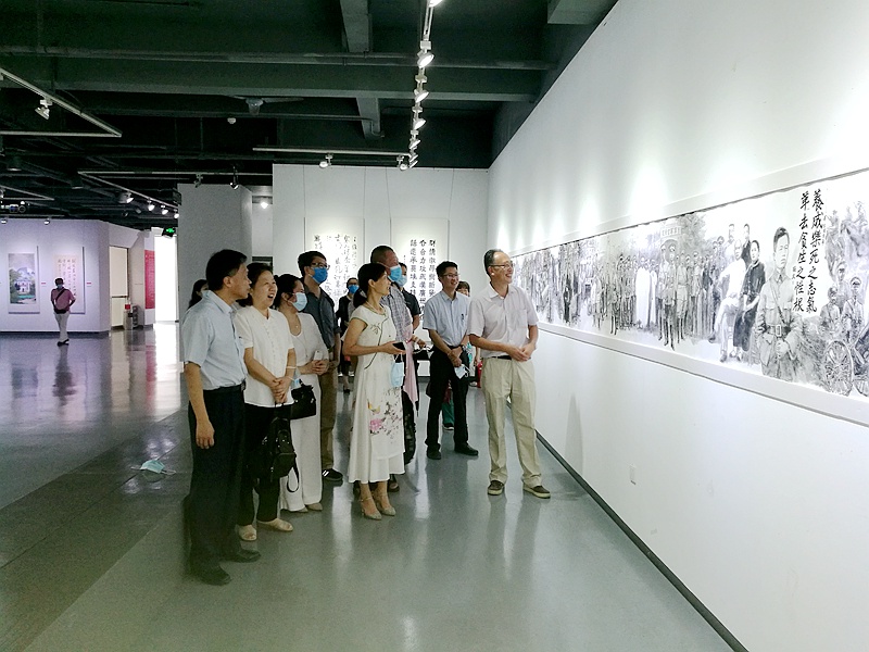 8月14日省委会机关干部参观九十周年书画展.jpg