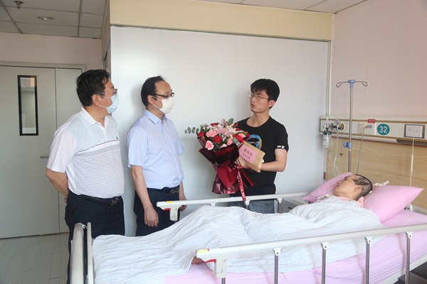 无锡市委主委韩晓枫等慰问党员解英及其儿子.JPG