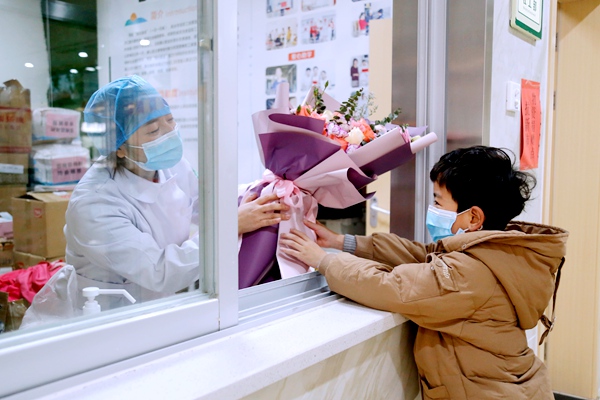 5 - 被群众献花.jpg