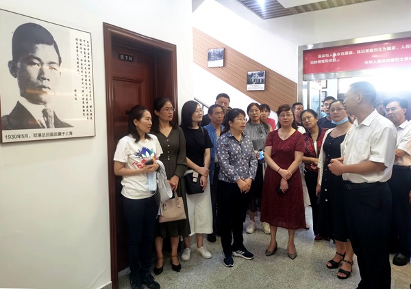 党员聆听樊振讲述党史2.jpg
