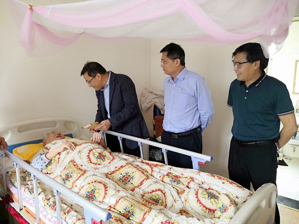 王本朝副主委慰问北碚区困难党员吴明书.jpg