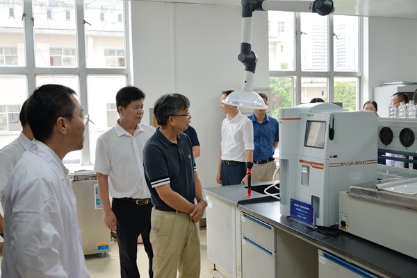参观科研实验室1.jpg