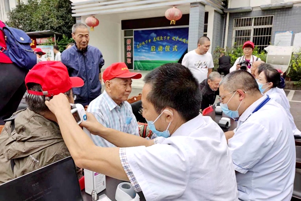 农工党德阳市委和德阳市老科协联合开展社会服务活动2.jpg