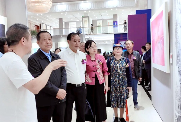 各位领导嘉宾参观展览_副本.jpg