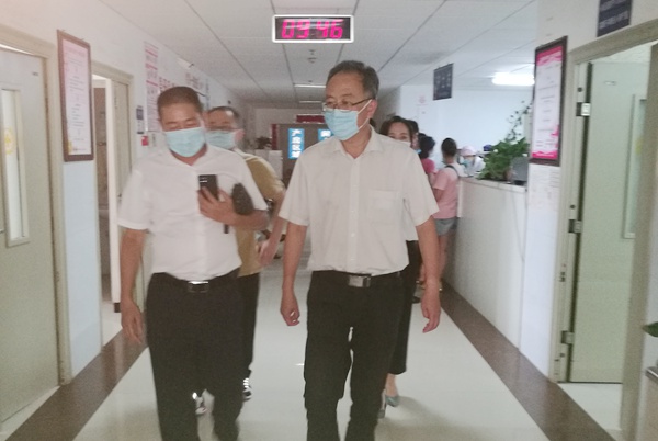刘启德专职副主委考察调研巧家县人民医院各科室.jpg