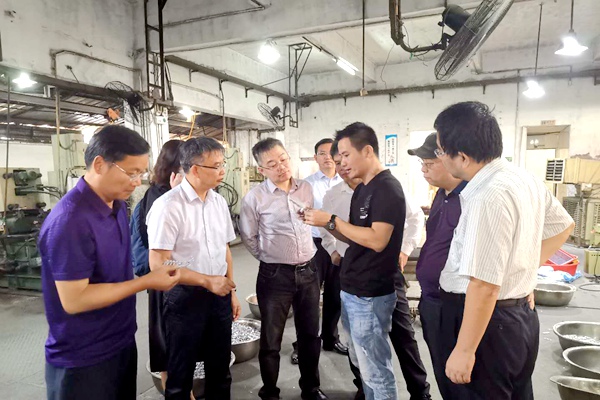 4参观东莞盈丰纽扣有限公司生产车间.jpg