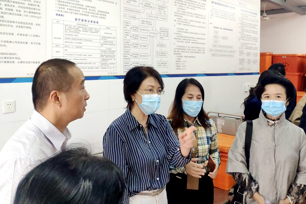 视察人民医院.jpg