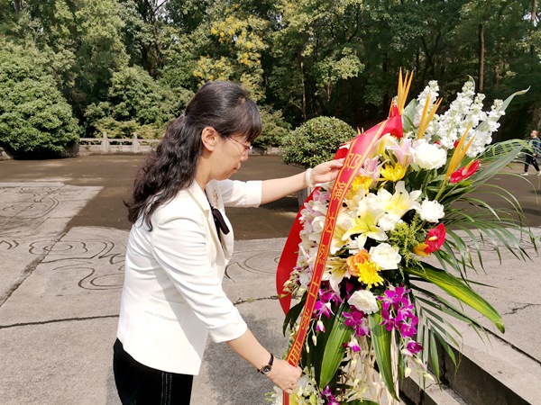 农工党青海省委会组织省委会委员和骨干党员赴南京拜谒邓演达墓