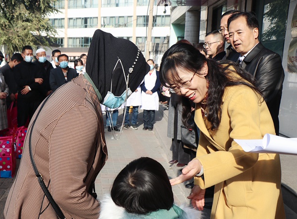 张莉专职副主委向患儿家庭发放慰问品.jpg